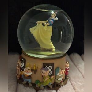 Disney Snow White & Seven Dwarves Musical Snow Globe Enesco Waltz of the Flowers